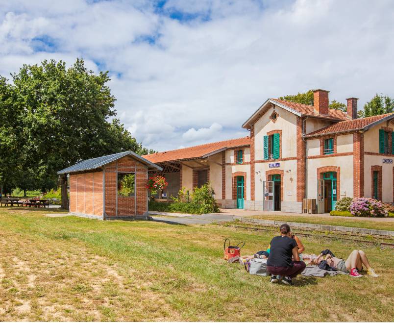 Vue sur la gare de médréac extérieur