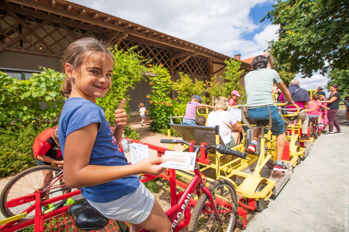 Saison estivale, départ vélo-rail